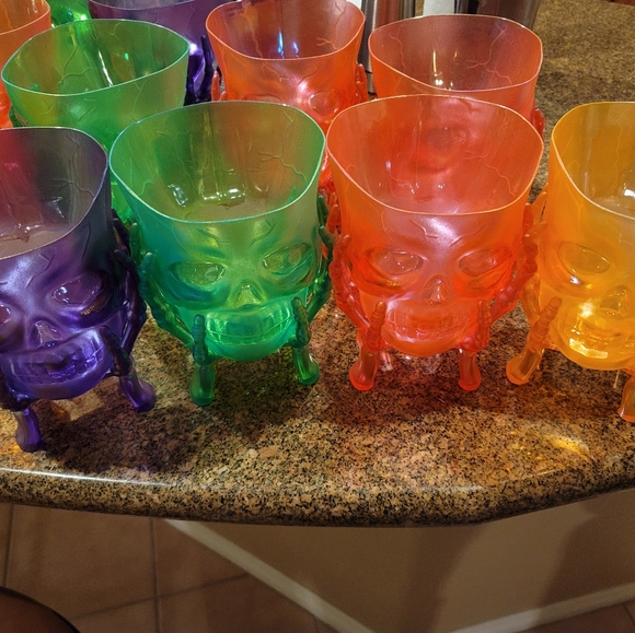 Skull Bowl Halloween decorations 💀💚☠ - Picture 2 of 4